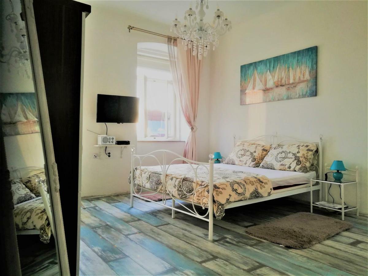 Main Square Apartments With Sea View Пула Экстерьер фото