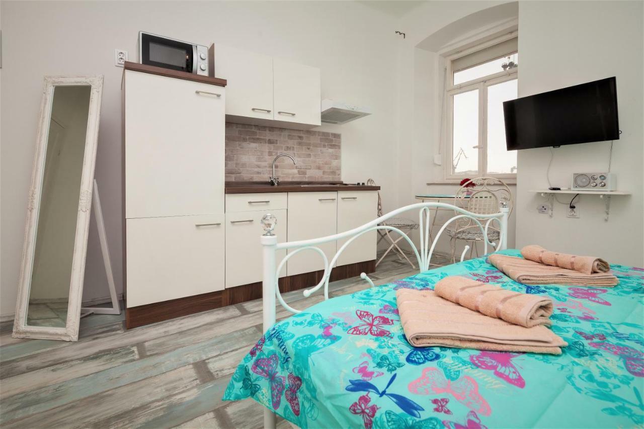Main Square Apartments With Sea View Пула Экстерьер фото