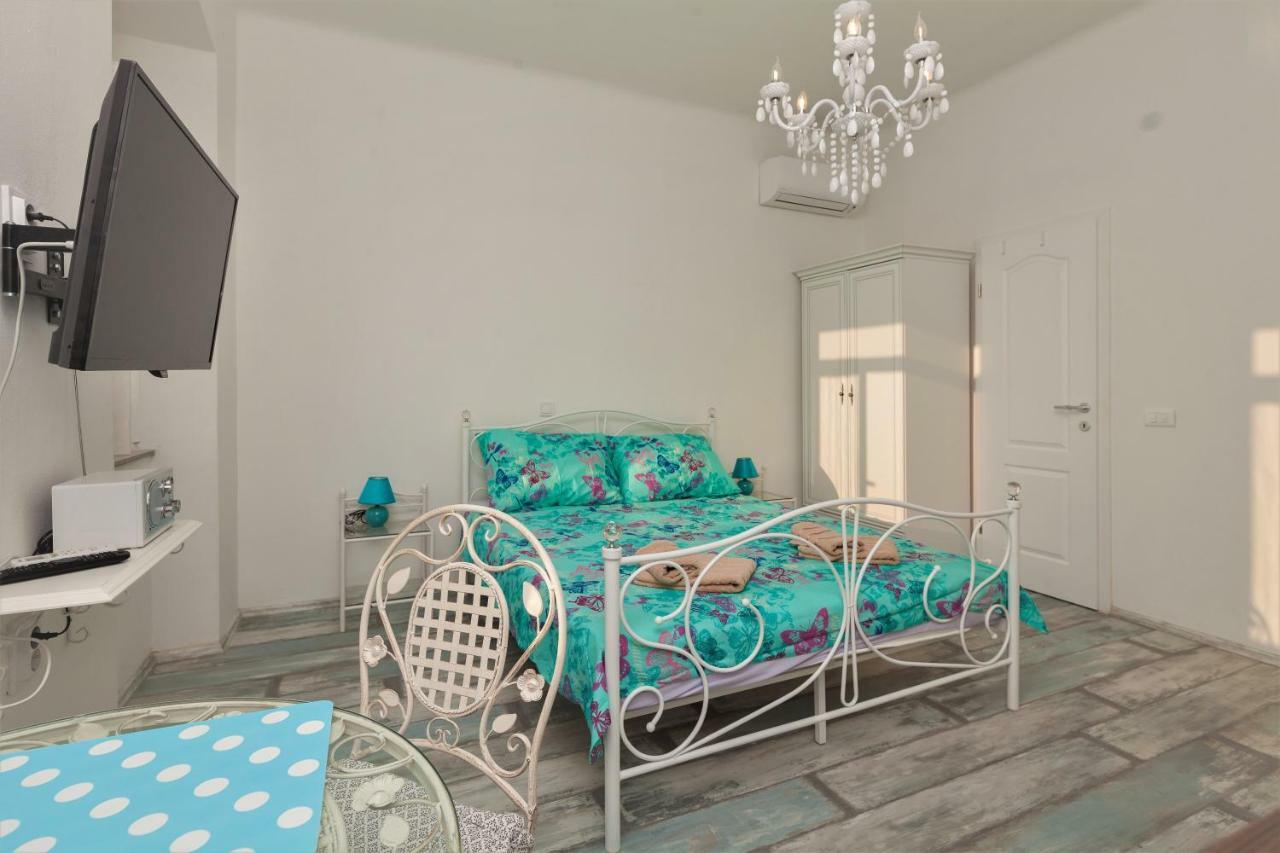 Main Square Apartments With Sea View Пула Экстерьер фото