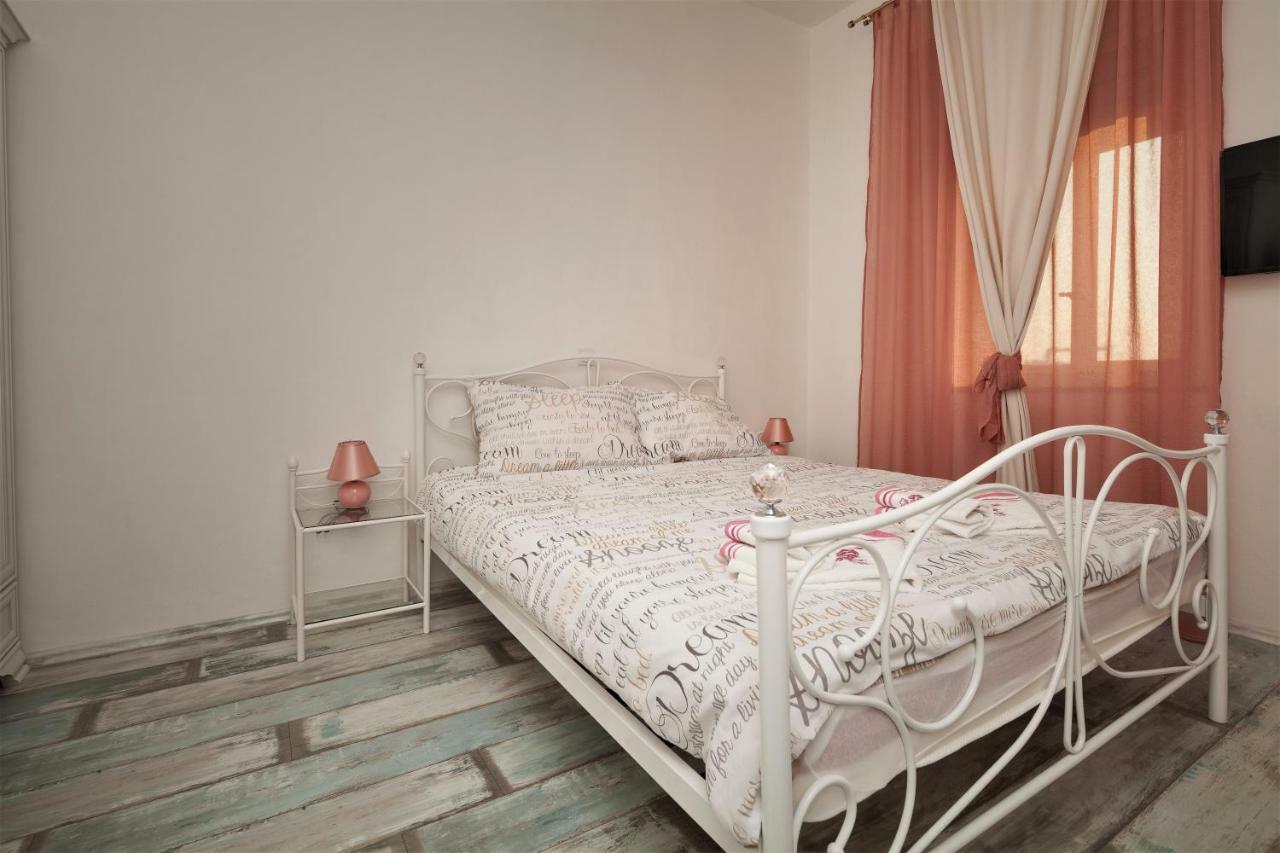 Main Square Apartments With Sea View Пула Экстерьер фото
