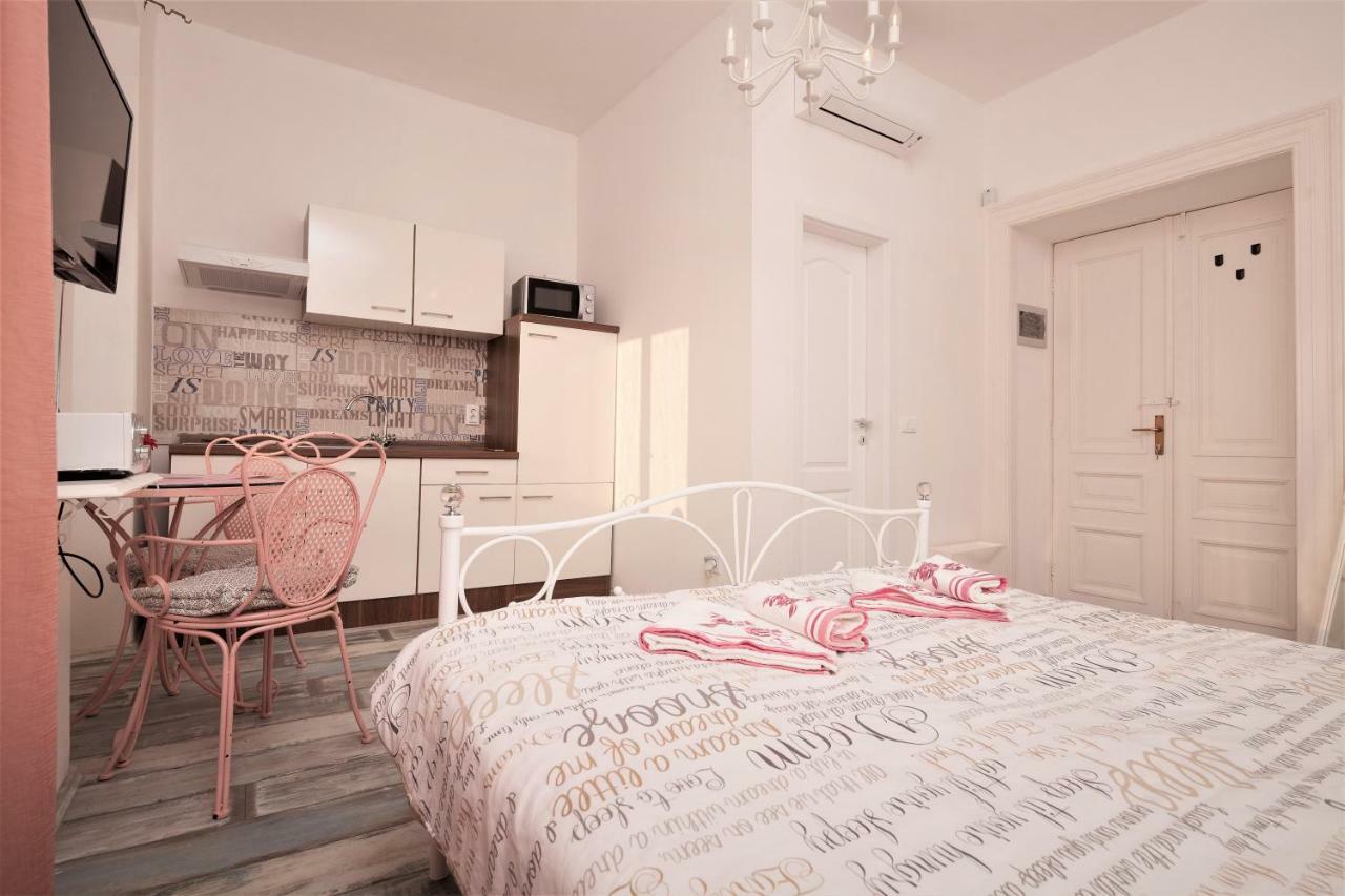 Main Square Apartments With Sea View Пула Экстерьер фото